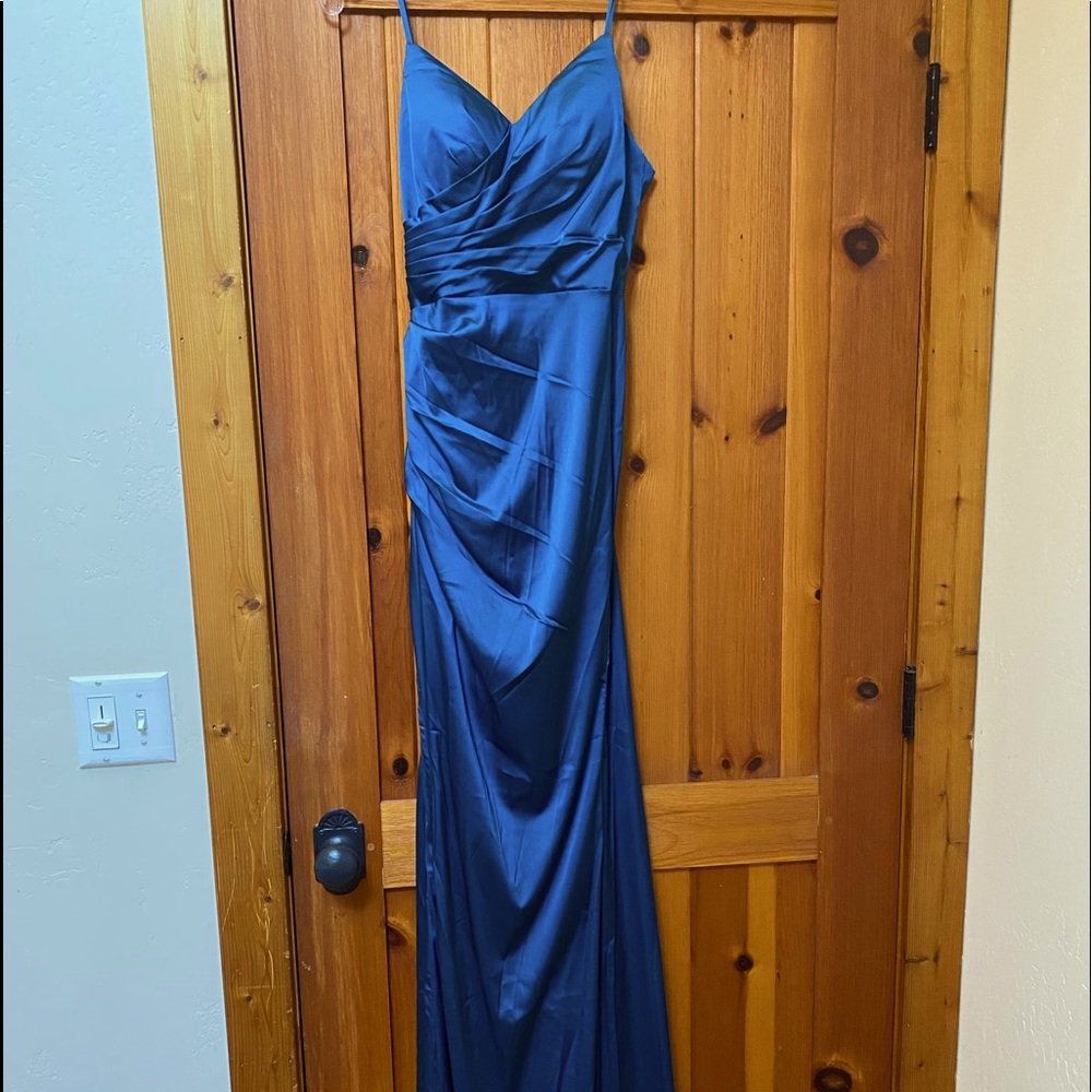Gorgeous teal green/blue gown!